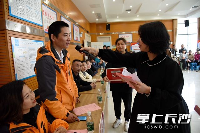 必答题环节，大家展现了扎实的党史知识储备和沉稳的心理素质。