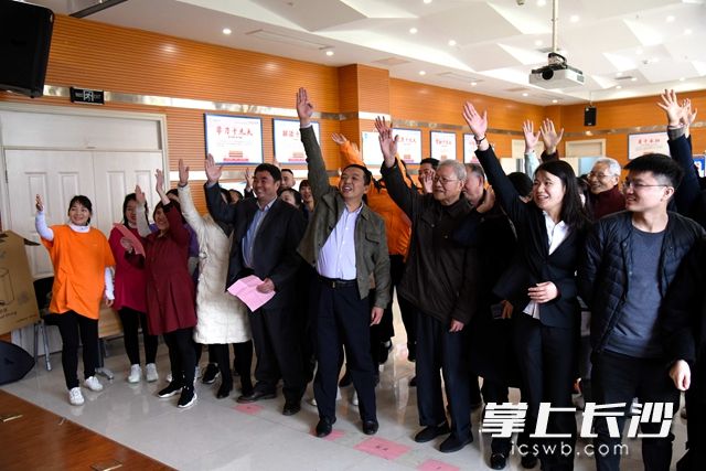 抢答题环节，现场居民和参赛队员一起积极参加。