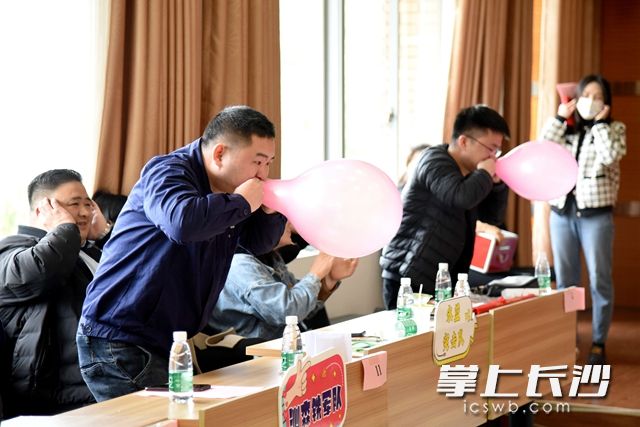 “吹气球”考验大家的肺活量。