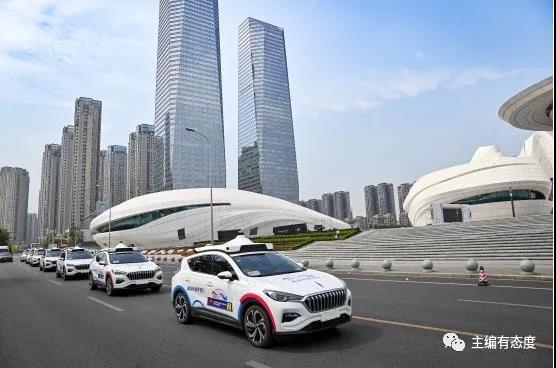 梅溪湖道路上行驶的“RoboTaxi”。