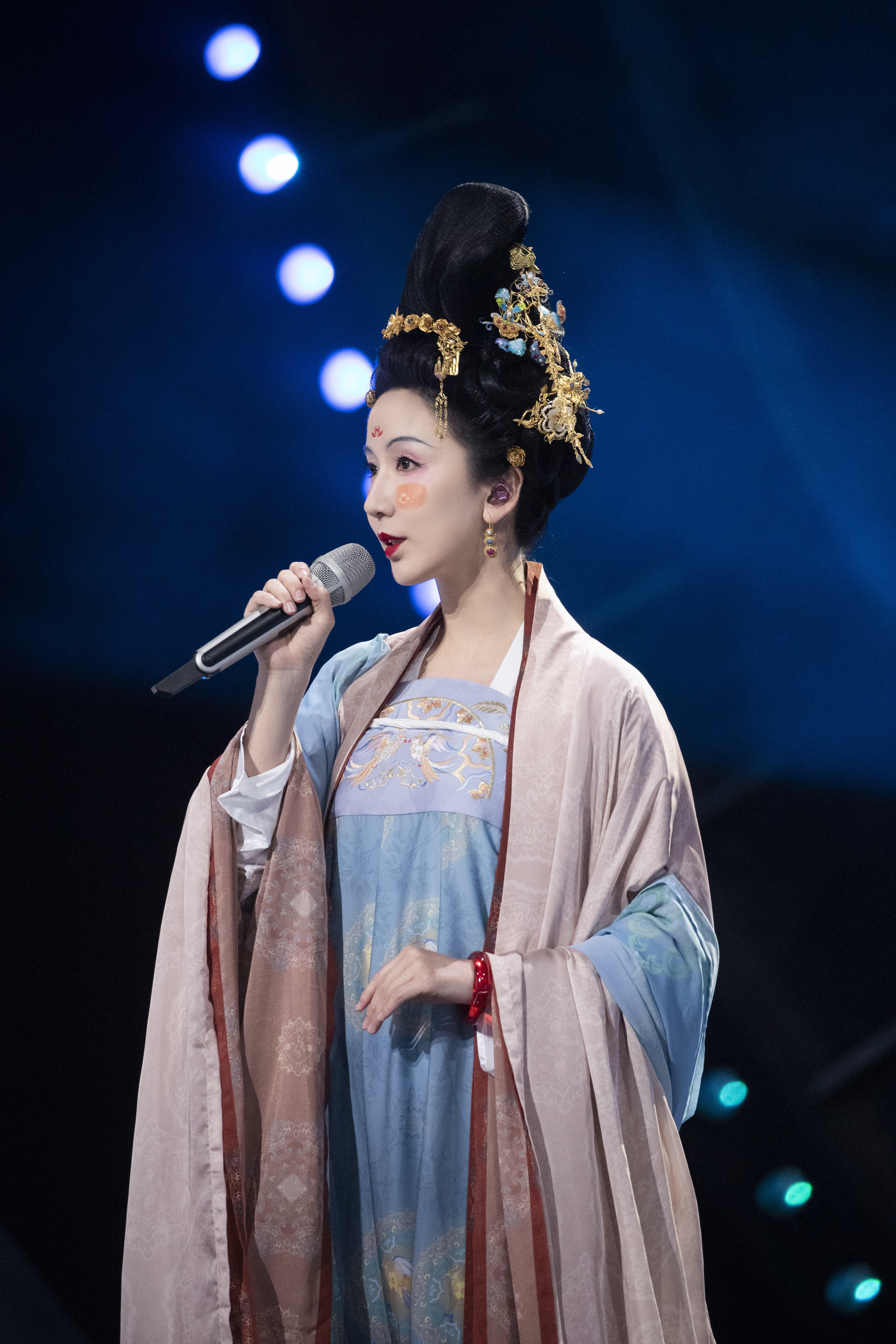 一身大唐之风的娄艺潇带来新曲《大梦人间》的首唱。