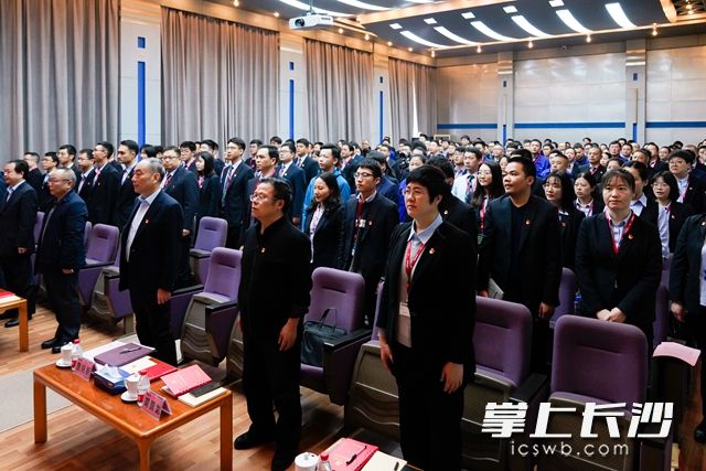 伴随着中联重科员工高昂的国歌声，报告会拉开序幕。