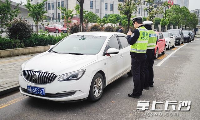 4月16日，高新区交警大队对辖区内群众反馈的堵点、交通违法行为严重路段进行集中整治。