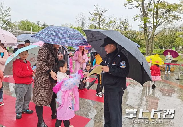连日来，长沙高新区以多种形式宣传反电诈相关知识。