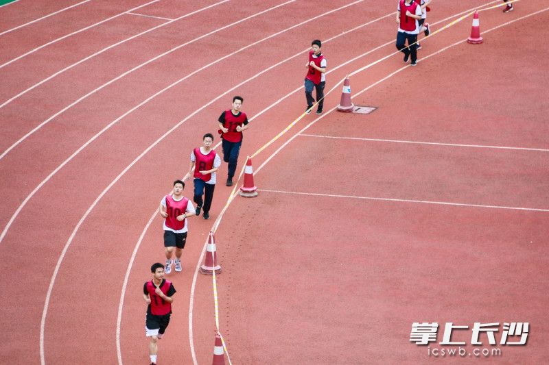 今日长沙市实验中学考点，学生正在进行长跑考试。