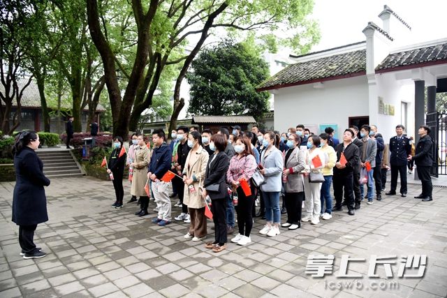 4月17日，东方红街道华盛社区组织党员、入党积极分子开展“学史增信” 党史学习教育。