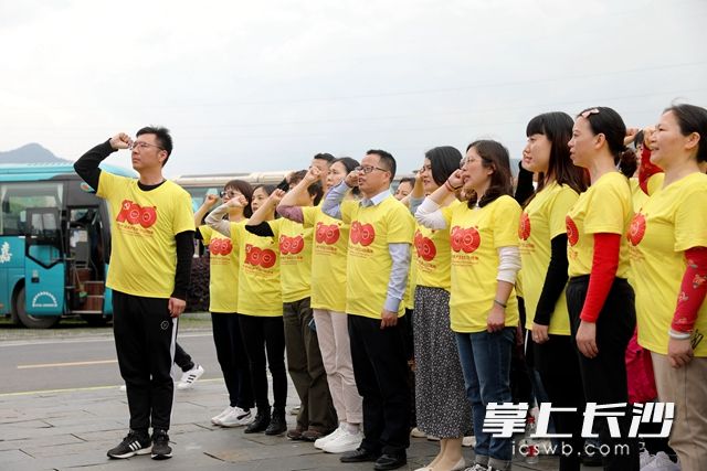 4月17日，麓谷小学党支部组织全体党员教师赴沙洲瑶族村开展党史学习教育。