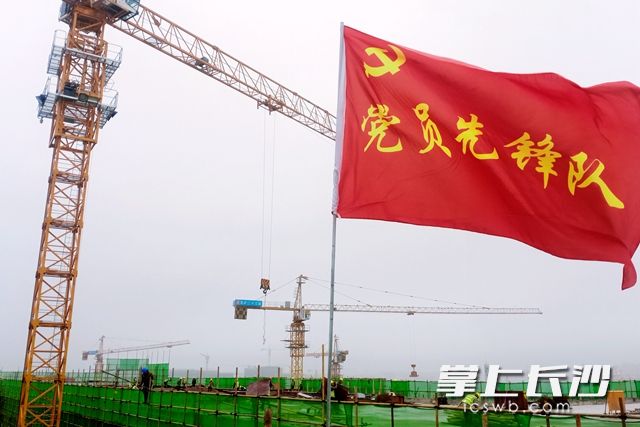  4月21日，鲜艳的党旗，飘扬在项目一号正极材料厂房主体。