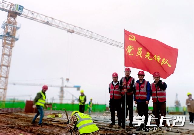 该项目的项目经理赵晨康率领党员先锋队在行动。