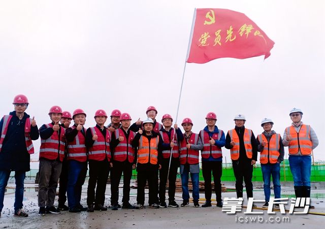 冲刺完一个建设节点，该项目党员先锋队在一号正极材料厂房主体封顶合影。