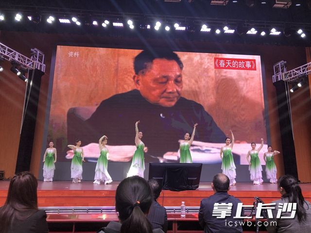 一首经典老歌《春天的故事》,唱出春天迷人的新天地，唱出了改革开放新生活。