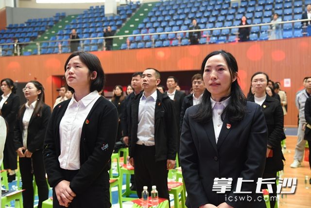 学习深处，全体人员更是一同起立歌唱。