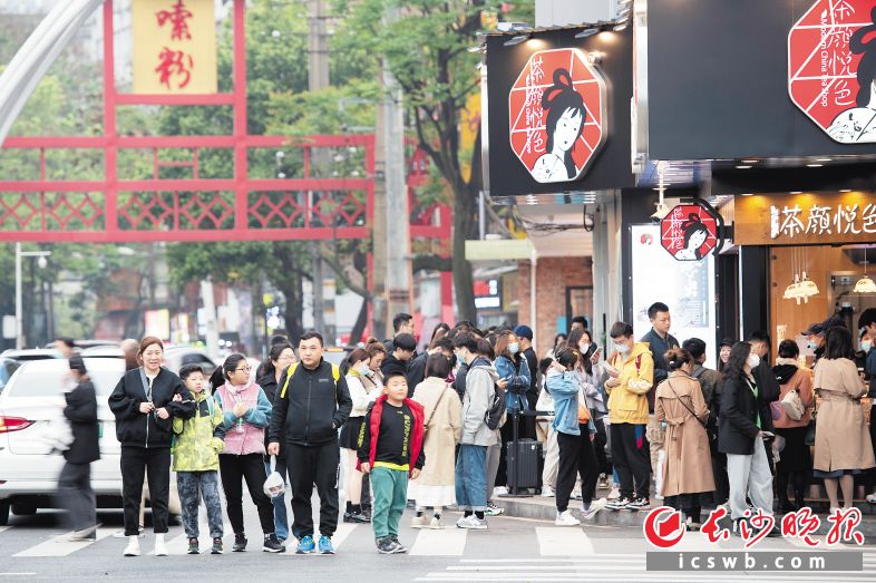 今年来，长沙消费市场呈现稳步恢复态势。图为网红店茶颜悦色前，顾客排起长队。长沙晚报全媒体记者 黄启晴 摄