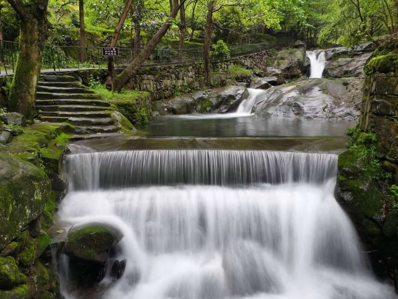 周洛龙潭风景区位于捞刀河源头，沿着溪流而上可以到发源处的瀑布。景区供图