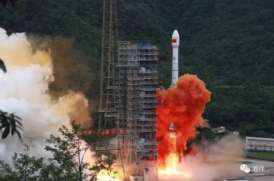 2020年6月23日上午9时43分，搭载北斗卫星的长征三号乙运载火箭在西昌卫星发射中心点火发射。