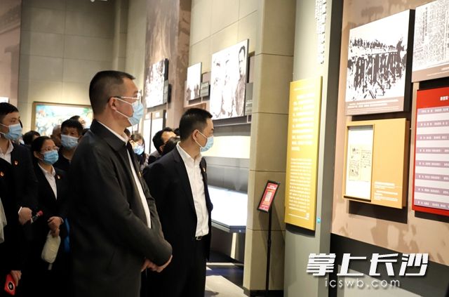 集团党员在馆内重温刘少奇事迹。