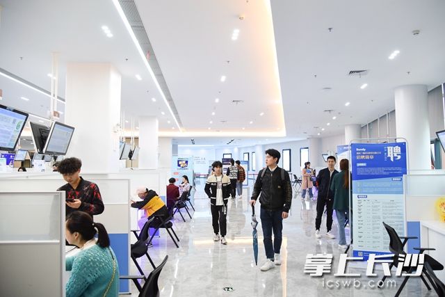 4月25日,长沙高新区开展程序员返湘平台暨软件再出发专场招聘活动。柯鸣 摄 4月25日,长沙高新区开展程序员返湘平台暨软件再出发专场招聘活动。柯鸣 摄