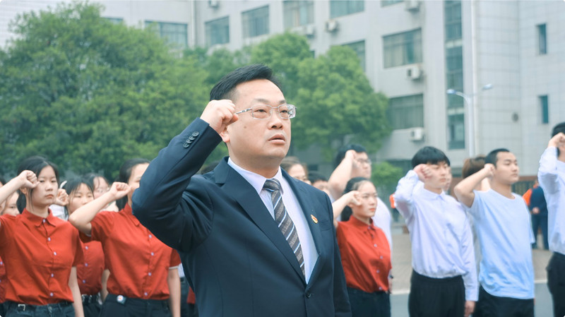 党委书记贺代贵领誓，全体党员集体宣誓