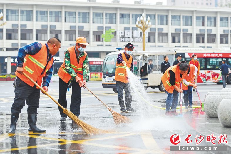 长沙正强力实施“百日奋战 扮靓星城”市容环境整治。21日上午,环卫清扫员对长沙火车站西广场路面及果皮桶、石墩等设施开展深度清扫保洁。 均为长沙晚报全媒体记者 王志伟 摄 长沙正强力实施“百日奋战 扮靓星城”市容环境整治。21日上午,环卫清扫员对长沙火车站西广场路面及果皮桶、石墩等设施开展深度清扫保洁。 均为长沙晚报全媒体记者 王志伟 摄