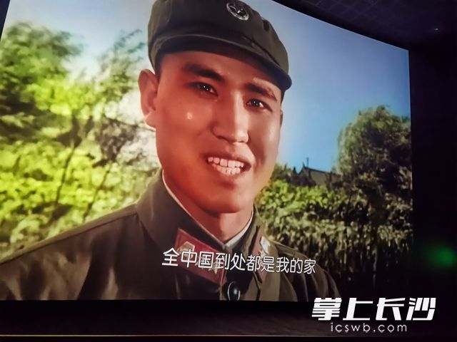 4月25日，中共长沙高新区机关委员会市场监督管理局总支部委员会组织全体党员上了一堂电影党课，集体观看红色电影《雷锋》。