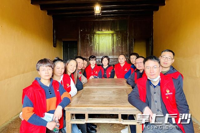 在当年党员议事的房间，百旺金赋党支部的党员们就此次红色之旅发表感言。通讯员 供图