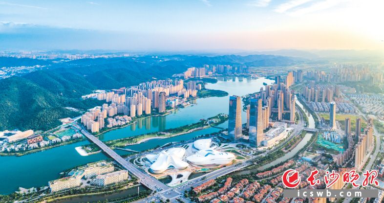 如今的梅溪湖国际新城已经成为岳麓宜居宜业高地。陈建平 摄