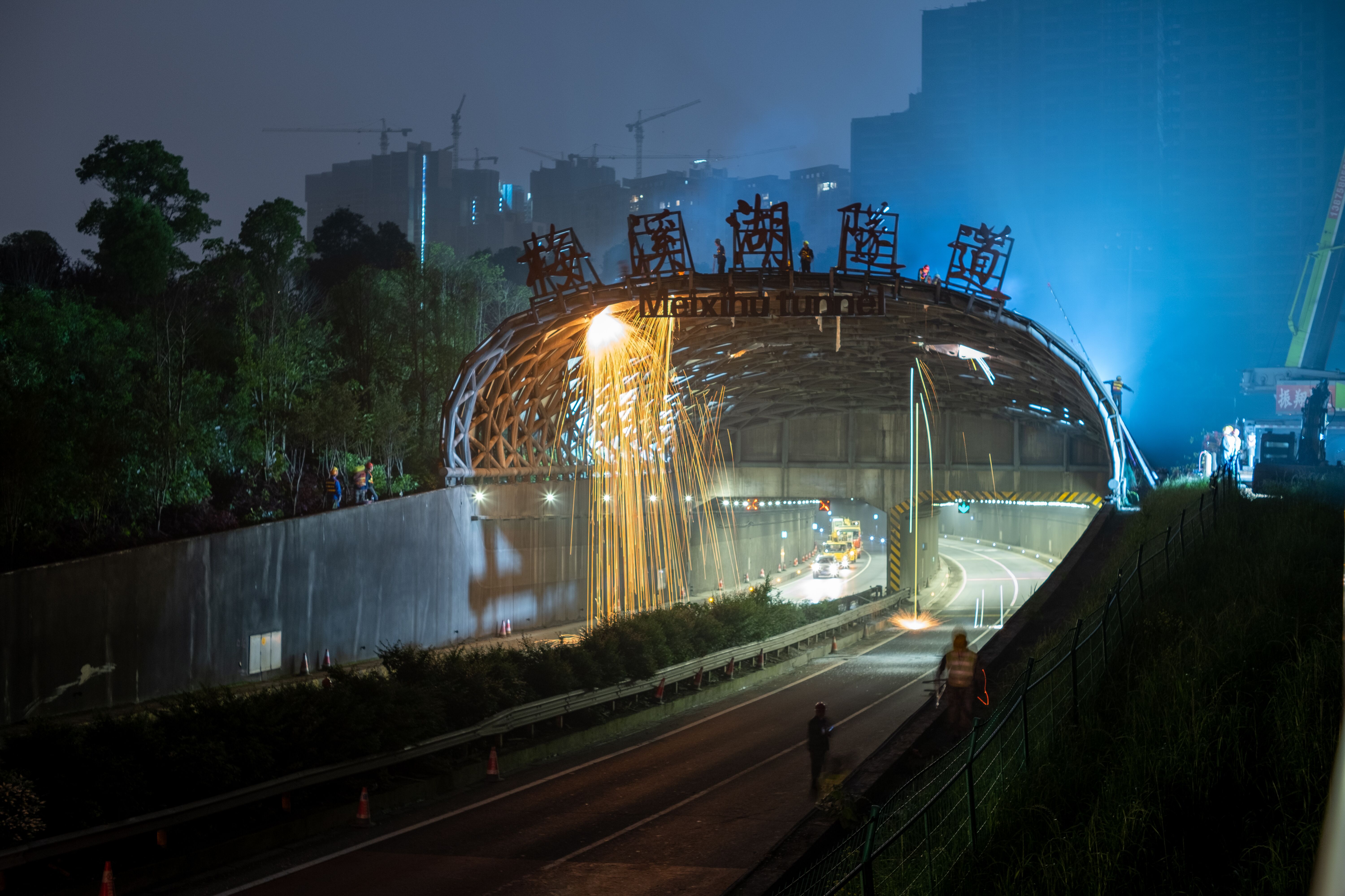 4月27日晚，三环线绕城高速梅溪湖隧道南出入口光过渡段网架开始拆除，标志着三环线梅溪湖隧道噪音整治工程现场施工全面启动。均为长沙晚报全媒体记者 陈焕明 通讯员 李舜琛 摄影报道