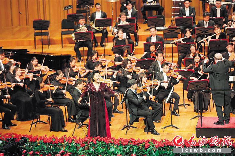 上海交响乐团在演出中。
