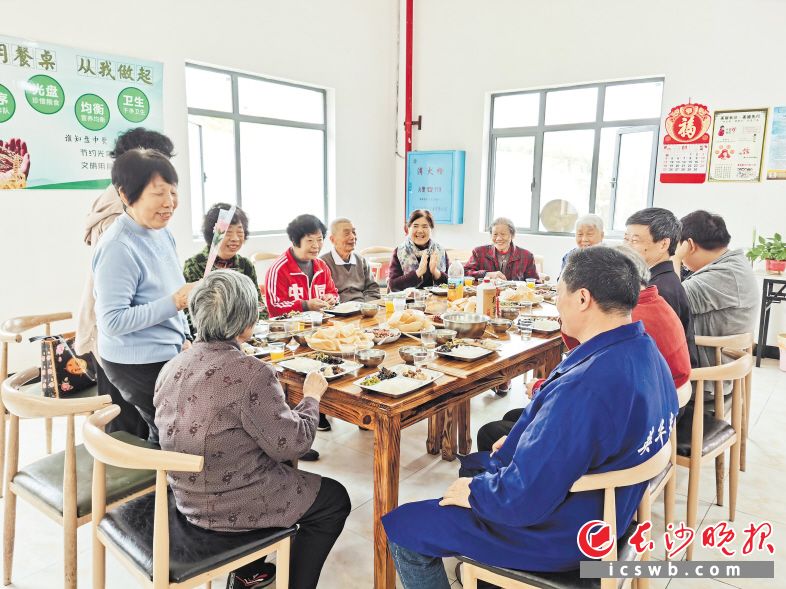 在日间照料中心，大家开心地为老朋友庆生。长沙晚报全媒体记者 颜家文 通讯员 罗园摄影报道