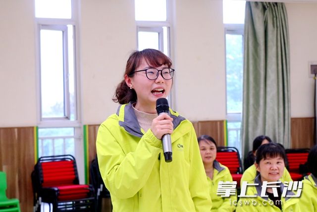 各组参赛者精神饱满，踊跃答题，现场氛围十分活跃。