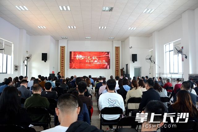 专题党课上，学习团共同重温党史。