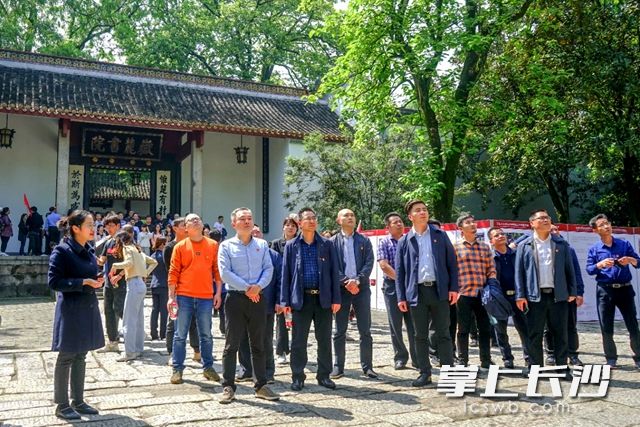 4月29日，白马街道党工委理论学习中心组前往长沙岳麓山，开展党史学习教育第二次专题学习。