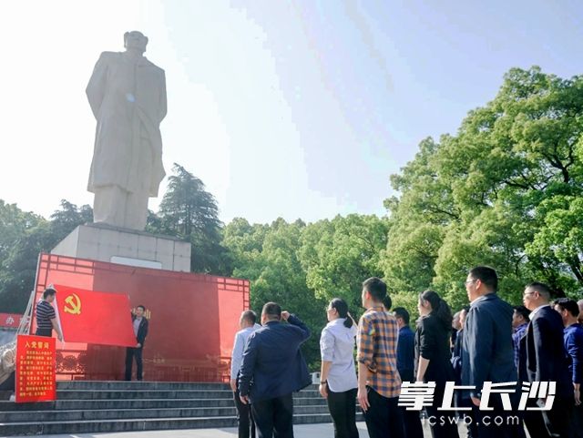 在东方红广场毛主席像前，全体同志面向党旗庄严宣誓，重温入党誓词，重温使命初心。