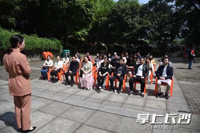在纪念馆前坪，全体党员认真上党课。