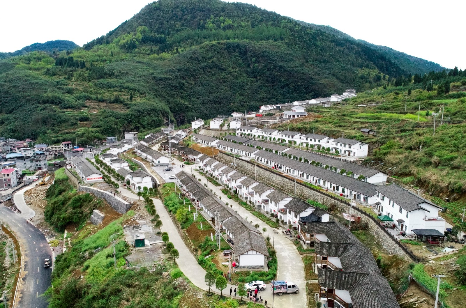 龙山县摘掉“穷帽子”，展现新面貌。