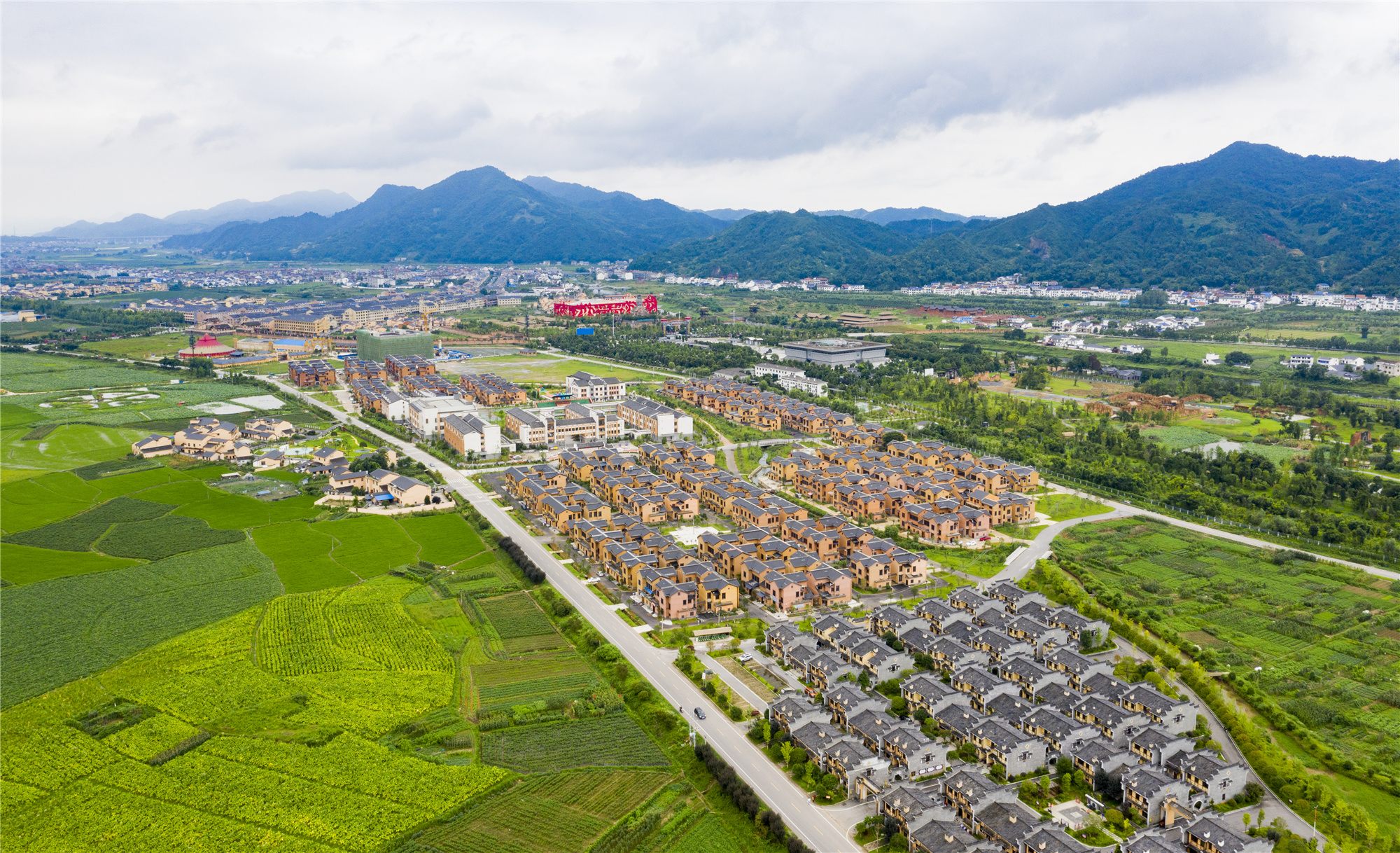 宁乡黄材炭河古城千手爱心大屋项目，配套一应俱全，村民依托周边旅游资源致富。