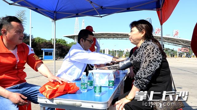 5月1日，白马街道组织辖区党员干部、雷锋志愿开展“高速驿站”志愿服务活动。