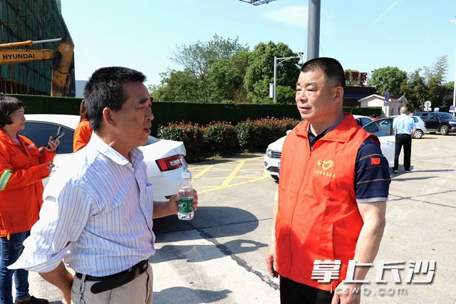 党员干部为出行群众提供咨询服务。