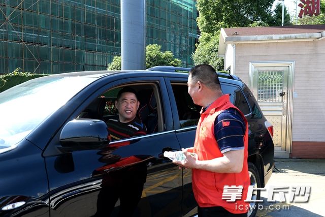 雷锋志愿者与往来的司乘人员愉快交谈。