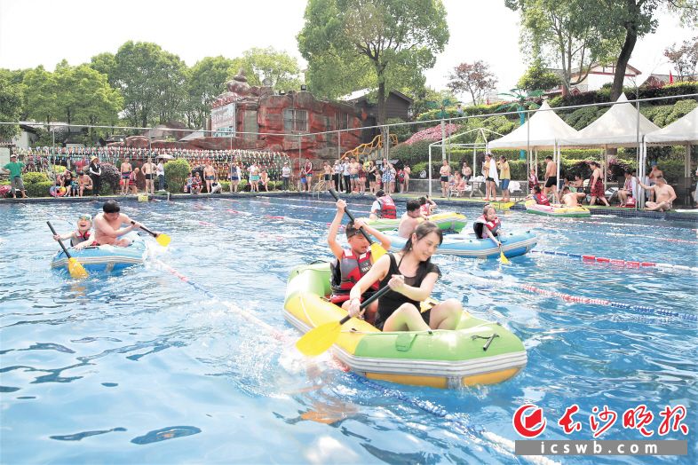 在宁乡灰汤金太阳景区，亲子划船比赛充满欢声笑语。