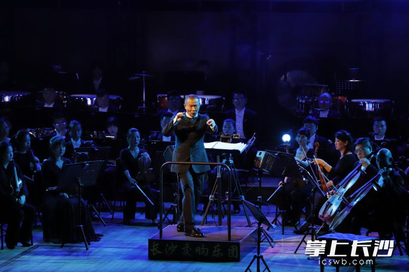 5月4日晚，音像剧《武侠三部曲》在上海东方艺术中心与观众见面，这是谭盾加盟长沙交响乐团后的第二场演出。图为演出现场。长沙晚报 通讯员 朱寒冰 摄