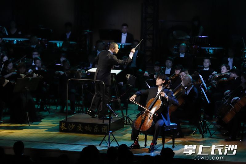 5月4日晚，音像剧《武侠三部曲》在上海东方艺术中心与观众见面，这是谭盾加盟长沙交响乐团后的第二场演出。图为演出现场。长沙晚报 通讯员 朱寒冰 摄