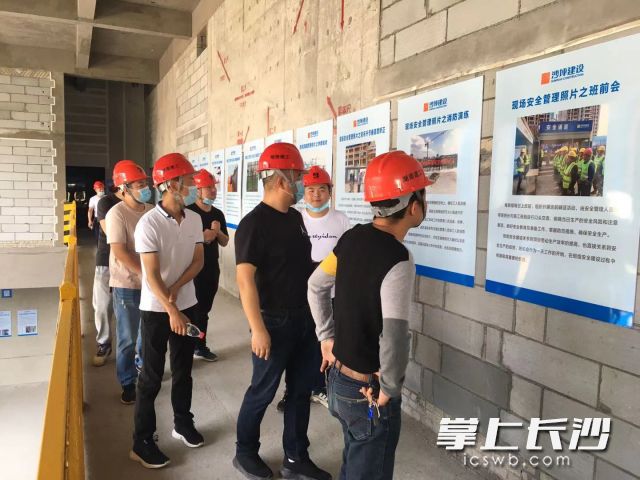 4月30日，市住建局组织开展全市建设工程质量管理和安全生产标准化现场观摩活动，吸引了3000余名建筑行业质安人员前来观摩学习。