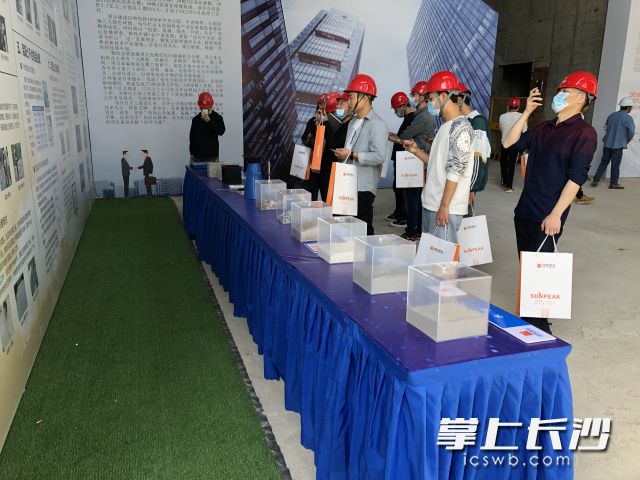观摩人员正在聚恒集团总部基地项目观摩混凝土管理经验。