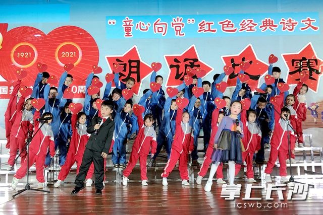借助朗诵等形式讲好红色故事，传承红色基因，让学生受洗礼、有收获、强信念。