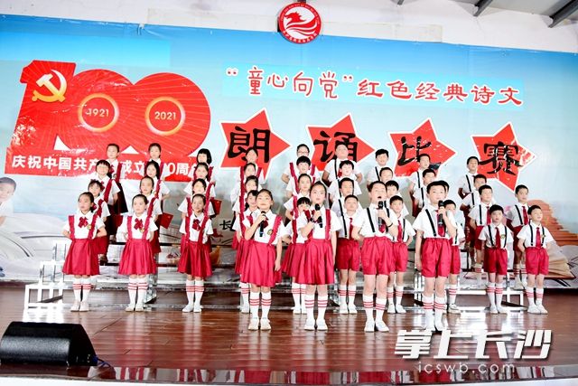 既有《唱支山歌给党听》红色歌曲合唱，也有革命故事的现场演绎，种类多样。
