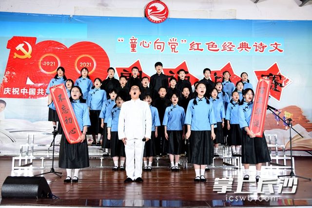 让优秀党员的先进事迹照亮学生前进的方向，为学生树立正确的人生观和价值观。