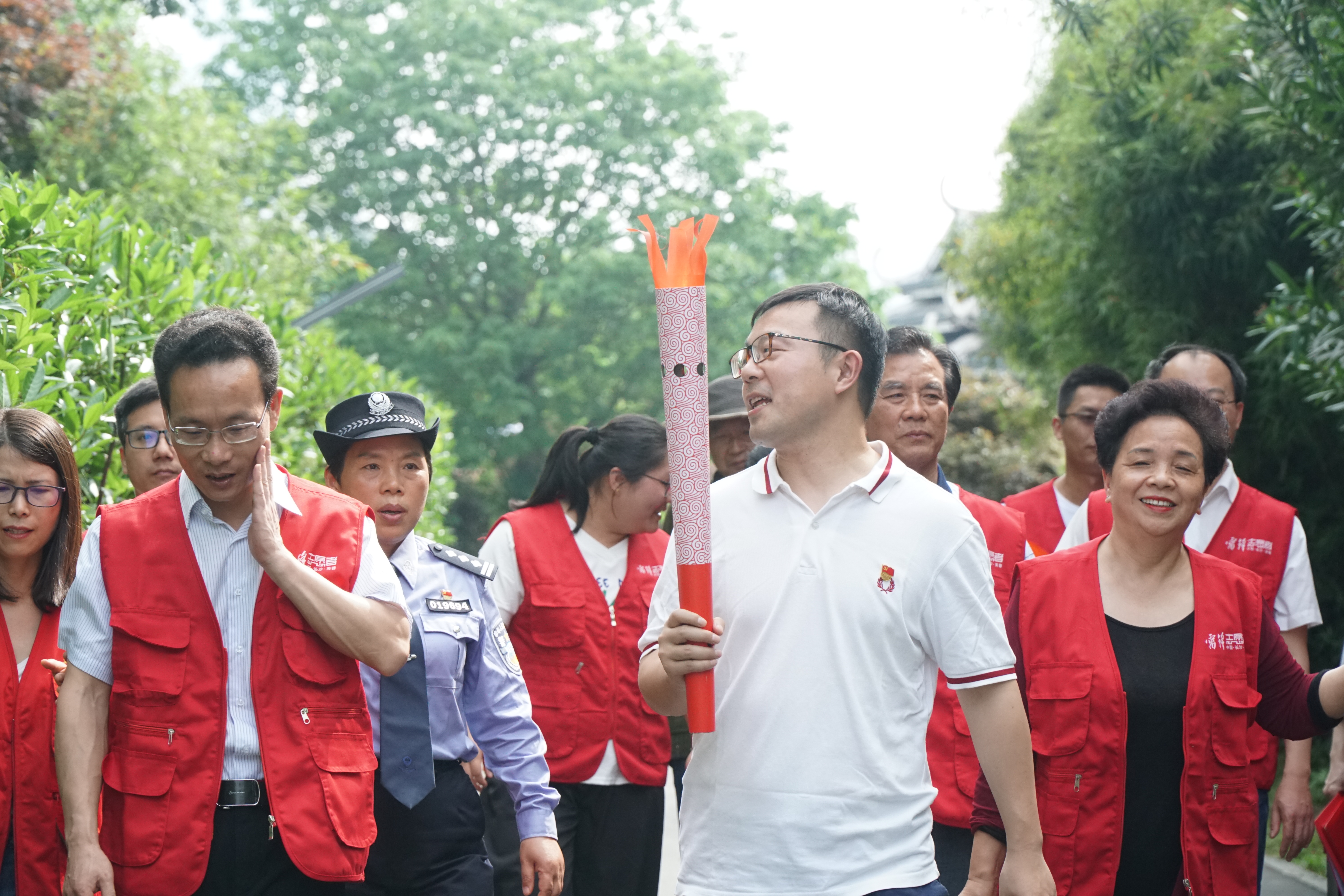 党员们在进行火炬传递。 长沙晚报通讯员 林秀云 摄