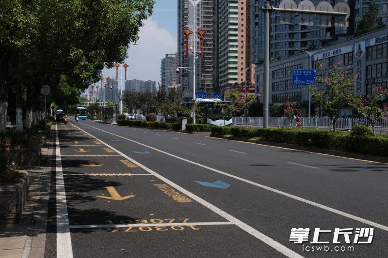 湘江路营盘路口的路内泊位。资料图片