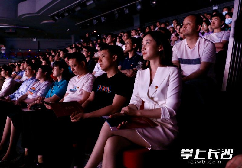 数千名党员干部通过线上线下方式倾听红色故事，从中感悟百年初心，汲取奋进力量。长沙晚报全媒体记者 颜开云 摄